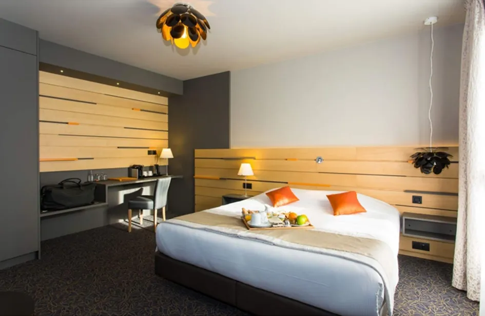 Chambre avec bureau et plateau de petit déjeuner, Hôtel du Morvan à Luzy (58)