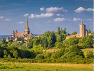 Cathédrale et toits d'Autun dominant la campagne bourguignonne