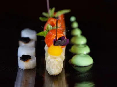 Assiette gastronomique raffinée aux saveurs colorées et créatives