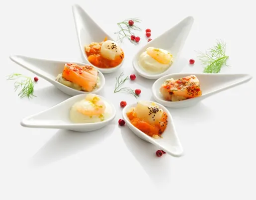 Assiettes gastronomiques créatives servies sur cuillères élégantes, décorées de garnitures raffinées